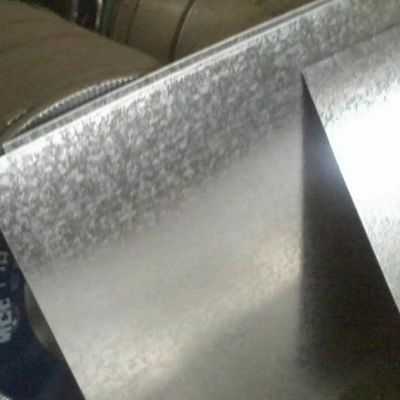 الطول 2000-6000mm صفيحة الحديد المغلفة الجلد تمر السطح النهاية